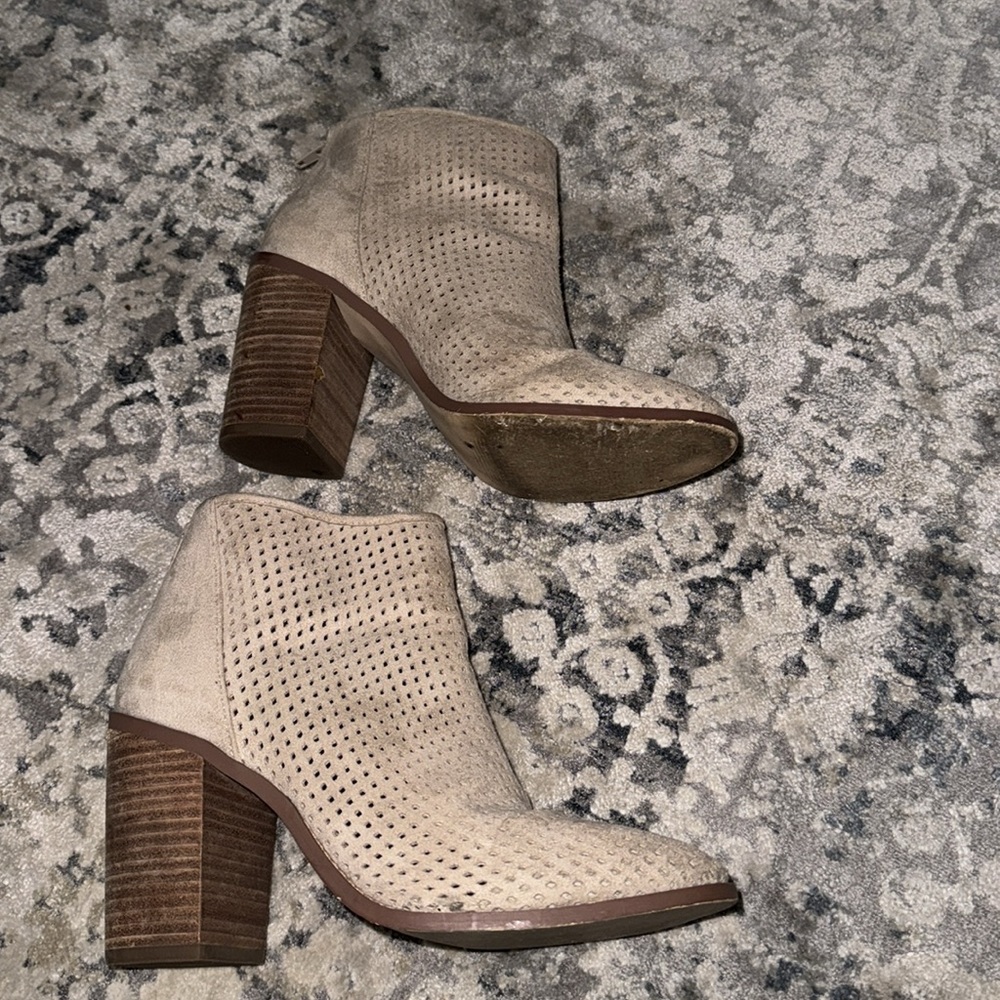 Beige booties lightly worn size 6 1/2